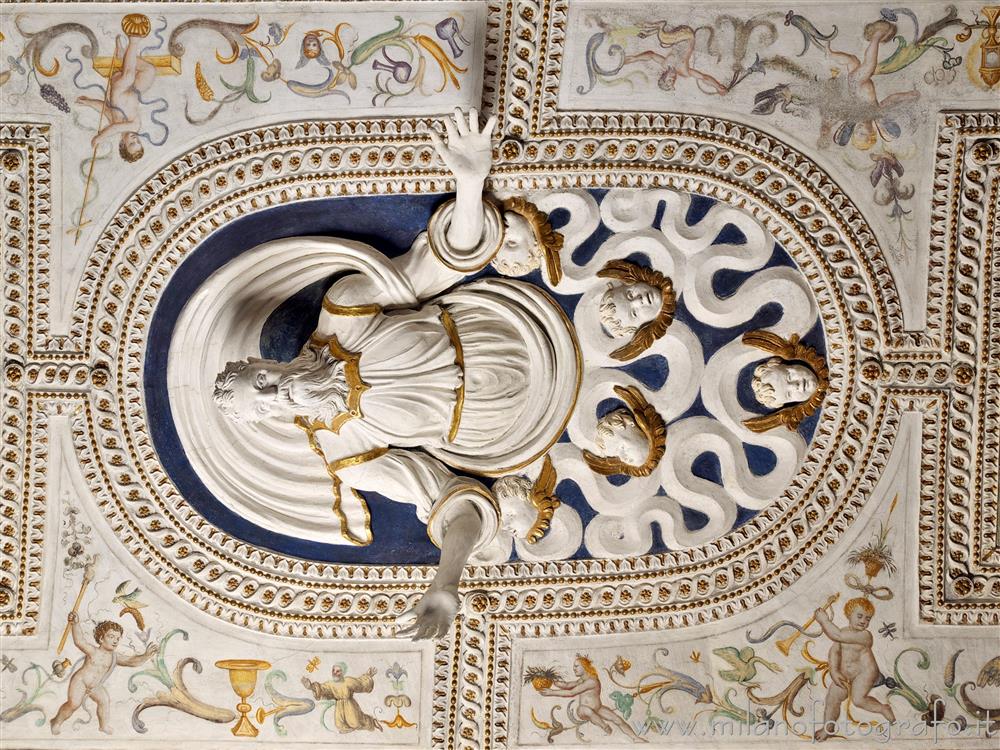 Sesto Calende (Varese) - Decorazioni in stucco sul soffitto dell'abside destro dell'Abbazia di San Donato